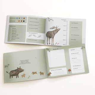 Einschulungsbuch "Hurra, ich bin ein Schulkind green", zeigt Waldtiere, Wachstumsskala, persönliche Infos und ein naturinspiriertes Design.