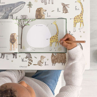 Ein Kind schreibt in ein Freundebuch mit Illustrationen verschiedener Tiere wie Giraffe, Hase und Bär, Titel "Beste Freunde Tiere dieser Welt".