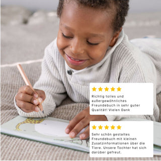 Kinderzeichnung im Buch „Beste Freunde Tiere dieser Welt“ mit Tierillustrationen und lustigen Fakten auf einer strukturierten Decke. Es sind zwei Kundenbewertungen gezeigt