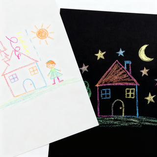 Ein Haus gezeichnet von einem Kind mit Koh-I-Noor Progresso Fluorescent Buntstiften, leuchtende Effekte auf weißem und schwarzem Papier, kreative Kinderkunst.