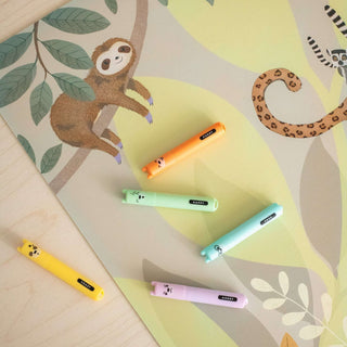 Schreibtischunterlage mit grünen Jungle-Tieren, abwaschbar, zeigt Faultier, Leopard und Lemuren. Inklusive bunte Stifte.