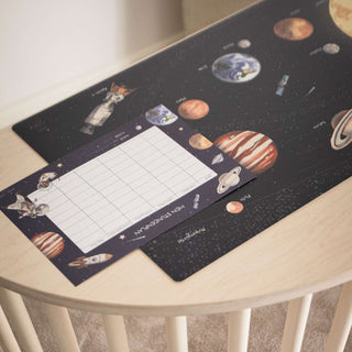 Farbenfrohe Schreibtischunterlage für Kinder zum Thema Weltraum mit Planeten, abwaschbarem Material, Zeitplan und Astronautenillustrationen.