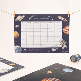 Stundenplan mit Astronauten und Planeten, dunkler Weltraumhintergrund, Wochentage für Schule, ideal für Einschulung, Schultüte.