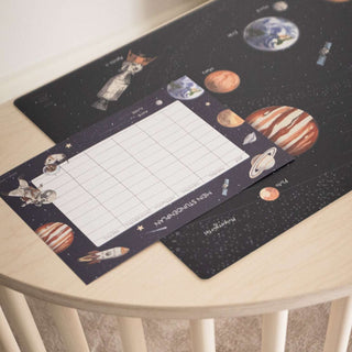 Space-Schreibtischunterlage und Stundenplan mit Planeten, Sternen, Raketen. Ideal für Schulanfang und Schultüten.