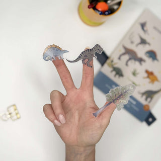 Drei Dino-Sticker werden auf einer Hand gezeigt. Die Sticker-Größe wird so gut dargestellt.