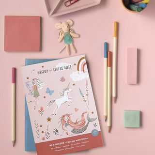 Frontseite der Sticker-Cardbox Fantasie mit Schreibtisch-Accessoires.