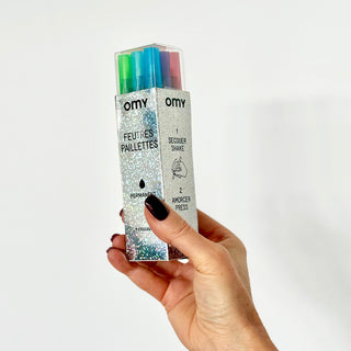 OMY Glitzer Marker , 9 Stück in einer Glitzerbox, Must-Have für kreative Kinder, um alles zu verzieren und zu verschönern.