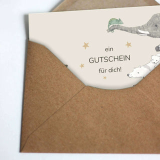Brauner Umschlag mit geöffneter Klappe zeigt Geschenkgutschein mit "ein Gutschein für dich!" und niedlichen, bunten Tieren.