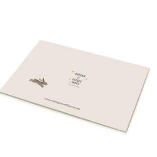 Elegante Geschenkegutschein-Karte auf cremefarbenem Hintergrund, mit schlichter Häschen-Illustration und URL designforlittleones.de.