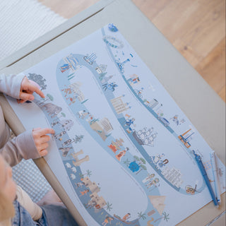 Lernspielmatte Zeitreise: Mädchen und Junge lernen gemeinsam und zeigen auf historische Epochen wie Steinzeit und Antike auf der interaktiven Kinderschreibtischunterlage.