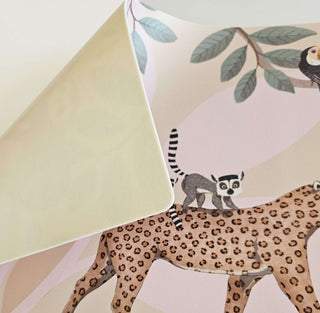 Schreibtischunterlage in Rosa mit Leoparden und Lemuren, abwaschbar, ideal als Geschenk zur Einschulung für Kinder.
