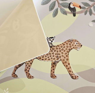 Schreibtischunterlage mit Jungle Animals Motiv, darunter Leopard mit Lemur und Tukan auf grünem Hintergrund, abwaschbar, ideal für Kinder.