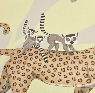Schreibtischunterlage mit Jungeltieren wie Lemuren und Leopardenmuster auf grünem Hintergrund, abwaschbar für Kinder.