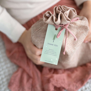Mädchen hält einen rosa Beutel mit "Thank You"-Tag; Teil des Adventskalender Sets Meerjungfrau zum DIY Befüllen.