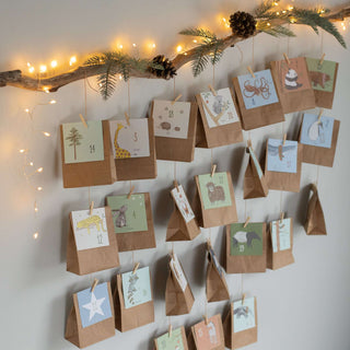 Adventskalender-Set "Tiere dieser Welt" mit DIY-befüllbaren braunen Tüten, dekoriert mit tierischen Karten, Lichterkette.