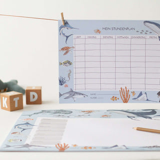 Set Schreibtischunterlage/Wochenplaner mit Stundenplan, Meerestiere-Motiv, bunte Gestaltung, Platzhalter für Name, Klasse.
