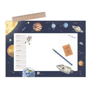 Kinderschreibtischunterlage als Papierblock. Es sind die beschrifteten Planeten unseres Sonnensystems dargestellt. Sie sind von Hand gezeichnet. Weiterhin ist ein Astronaut und eine Rakete zu sehen. Mittig ist eine größere weiße Fläche zum Bemalen und Schreiben. Links sind die Wochentage in Feldern platziert. Die Unterlage ist in deutscher Sprache. Ein 20 cm Holzlineal zeigt die Größenverhältnisse.