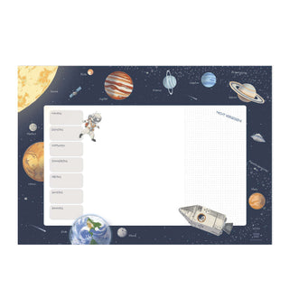 Wochenplaner mit Astronaut und Sonnensystem. Zeigt Planeten, Rakete auf dunkelblauem Hintergrund. Geschenkidee für Kinder.