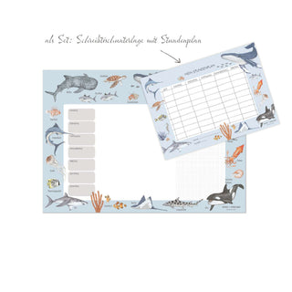 Set aus Schreibtischunterlage und Wochenplaner mit Meerestiere-Design, zeigt bunte Meereskreaturen, Korallen und Stundenplan.