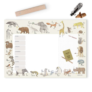 Wochenplaner „Tier ABC“ mit Tierillustrationen, die einen Alphabetrand bilden, geräumigem Notizteil, Holzlineal und Tierfiguren.