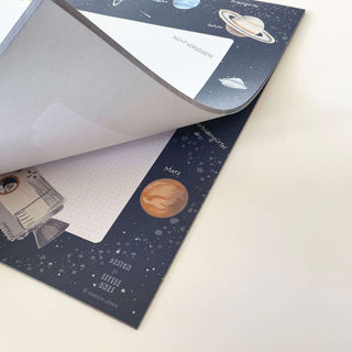 Papierblockunterlage/Wochenplaner with astronaut and solar system design, features planets like Mars, ideal for kids' gifts.