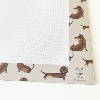 Papierblockunterlage im skandinavischen Stil mit Dackelmotiv, ideal als Wochenplaner für Kinder, Dackel säumen den Rand.