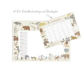Wochenplaner „Tier ABC“ mit Tierillustrationen, die einen Alphabetrand bilden, geräumigem Notizteil, Holzlineal und Tierfiguren mit dem dazu passenden Stundenplan für die Grundschule.