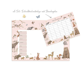 Rosa Schreibtischunterlage und Wochenplaner-Set mit illustrierten Waldtieren: Bär, Hase, Fuchs, Eichhörnchen. Stundenplan enthalten.