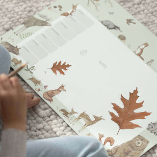 Papierblock Unterlage/Wochenplaner "Waldtiere green" mit illustrierten Waldtieren, weißen Planerfeldern, Blattakzenten und Waldszene.