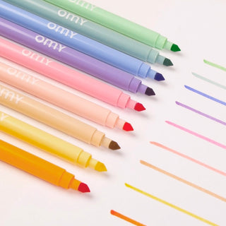 Nahaufnahme der OMY Pastell Filzstifte mit Doppelspitze, zeigt verschiedene Pastellfarben und feine Striche auf Papier
