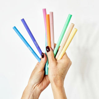 OMY Pastell Filzstifte aufgefächert in einer Hand. Tolle Idee als kleines Geschenk.