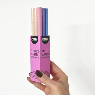 OMY Pastell Filzstifte Set, 9 Stifte in sanften Farbtönen aufgereiht, offen mit abgenommenen Kappen. Perfekte kleine Geschenkidee für kreative Kinder.