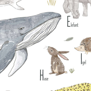 Illustriertes Tierposter für Kinder, auf dem ein Wal, ein Hase, ein Elefant und ein Igel mit deutschen Tiernamen abgebildet sind.