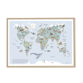 Gerahmtes Poster einer Weltkarte mit dem Titel „Tiere dieser Welt“, die Tiere auf den Kontinenten mit einem hellblauen Farbthema zeigt.