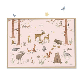 Rosa Lernposter mit großen Waldtieren, darunter Rehe, Bären, Füchse; umgeben von Bäumen, Schmetterlingen, naturgetreuen Details.
