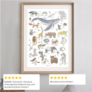 Gerahmtes Alphabet-Poster "ABC der Tiere" für Kinderzimmer, mit illustrierten Tieren wie Blauwal, Giraffe, Zebra, Koala, und Elefant. Es sind Kundenbewertungen zu sehen.