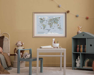 Kinderzimmerausschnitt mit dem Poster Weltkarte mit Tieren an der Wand