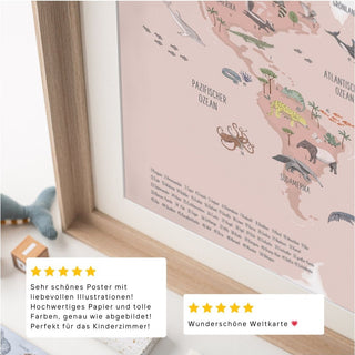 Bildausschnitt; Ein großes Poster in Rosa zeigt eine Weltkarte mit verschiedenen Tieren der Welt, darunter exotische Arten in Südamerika. Es werden zwei Kundenbewertungen angezeigt.