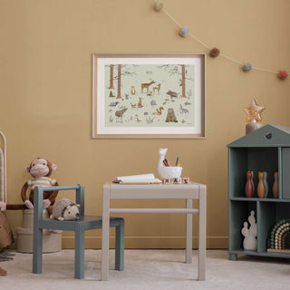 Kinderzimmerwand mit Waldtierpostern Kindermöbel und Spielsachen.