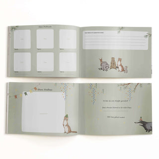 Offenes Kinderbuch "Hurra, ich bin ein Schulkind green" mit Tierillustrationen, Seiten für Schulerinnerungen und Fotos.