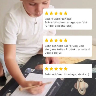 Zeigt Bewertungen von der Schreibtischunterlage Sonnensystem. Sowie im Hintergrund ein Kind das etwas auf der Kinderschreibtischunterlage schreiben möchte.