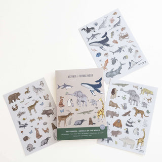 Drei Bögen transparenter Tier-Sticker mit Elefanten, Walen, Haien und anderen Wildtieren. Verpackung mit Titel in der Mitte.