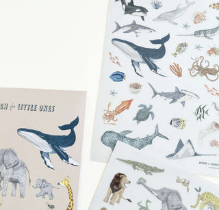 Transparente Stickerbögen mit Tieren der Welt: Wale, Haie, Schildkröten, Elefanten, Löwen, Giraffen, ideal zum Aufkleben.