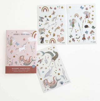 Transparentes Sticker-Set mit Einhörnern, Meerjungfrauen, Regenbögen und Schmetterlingen mit Sternen und magischen Motiven.