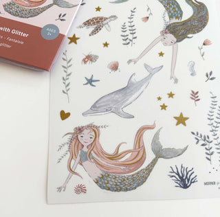 Süßes Fantasy-Sticker Set mit Meerjungfrauen, Delfin, Meereslebewesen, Sternen und Pflanzen auf transparentem Hintergrund.