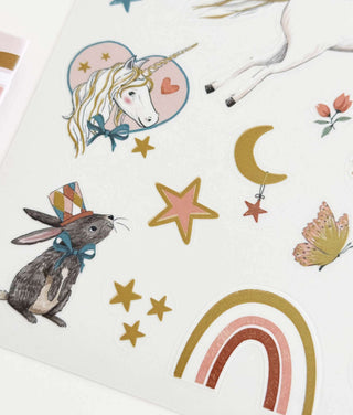 Fantasievolles Sticker-Set mit Einhorn, Kaninchen mit Hut, Regenbogen, Mondsichel, Schmetterling, Sternen und Blumen.