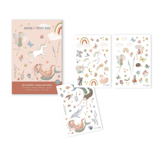 Das Foto zeigt ein Set von Fantasy-Stickern, bestehend aus drei A5-Bögen und einer passenden Cardbox. Die Sticker sind in einem sanften, pastellfarbenen Stil gehalten und zeigen verschiedene Fantasiewesen und Elemente wie Meerjungfrauen, Einhörner, Regenbögen, Blumen und Elfen.