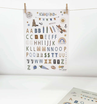Alphabet-Sticker, Titel "SCHULKIND", bunte Buchstaben, verspielte Illustrationen, transparente Sticker, ideal zum Aufkleben.