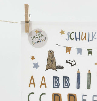 Transparente Sticker mit Buchstaben, einem Biber-Design, Buntstiften, Sternen und bunten Bannern, ideal zum Aufkleben.