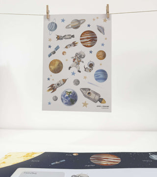 Transparenter Sticker mit Weltraummotiven: Planeten, Raketen, Sterne und Astronaut an Leine mit Klammern befestigt, dekorativ.